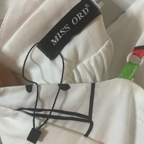 Chic White Maxi Dress with Vibrant Prints - Picture 5 of 5